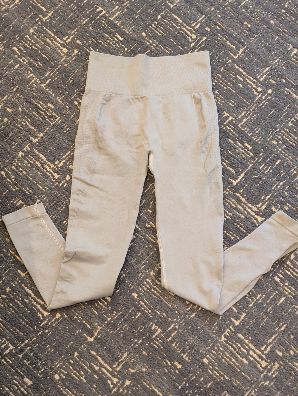 High-Waist Seamless Leggings • Light Gray • Booty Scrunch • Size Small